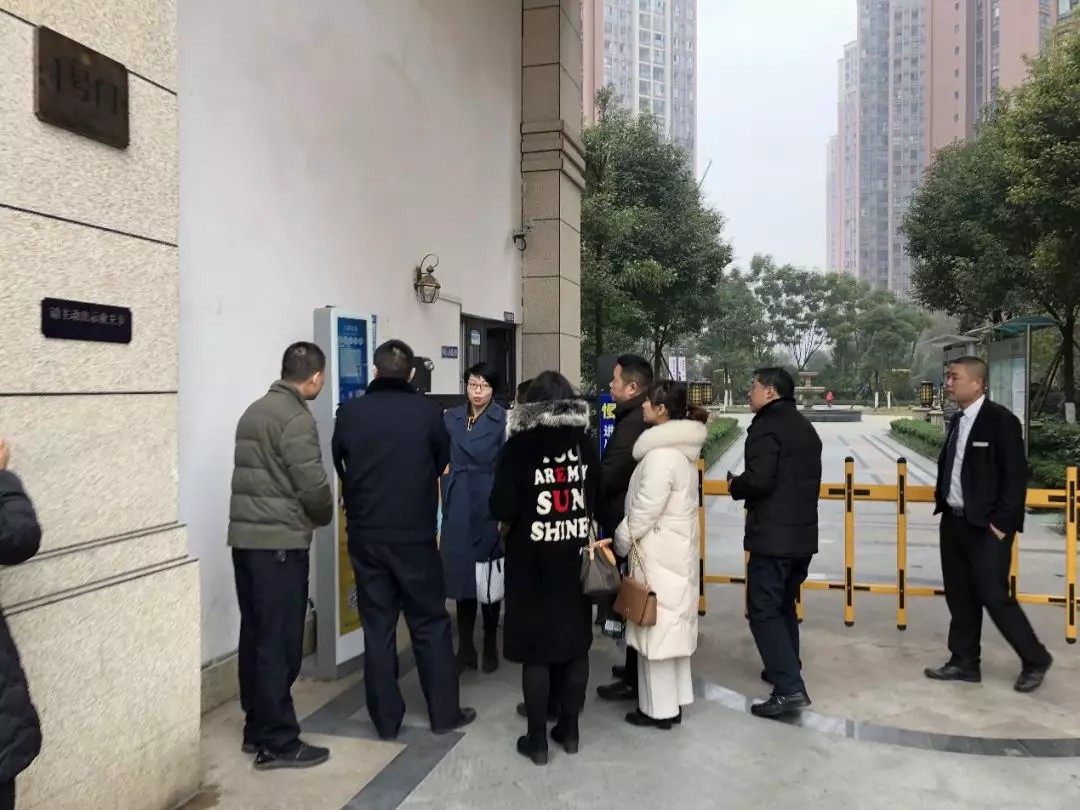 新都區街道、社區、公安一行參觀鑫安智慧社區。