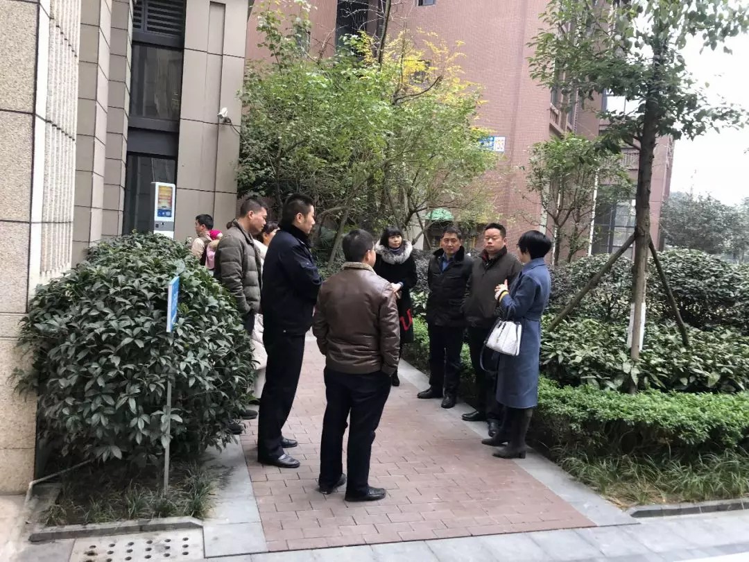 新都區街道、社區、公安一行參觀鑫安智慧社區。